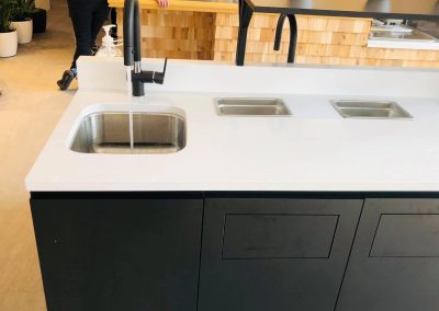 Installation de lavabo pour nettoyage de vaisselle au Columbus Café à Montréal - Plomberie MG Service